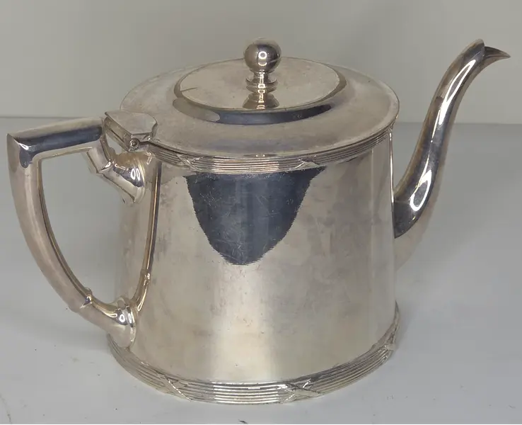 Foto de um(a) Raro Jogo de Prata Wolff 90 – 6 Peças de Alto Luxo, da categoria de Bules. Invista na tradição da prataria mundial com este conjunto exclusivo da renomada marca Wolff. Com banho de Prata 90 —... Mostrado de uma perspectiva diferente. Vendido no marketplace Trésors.