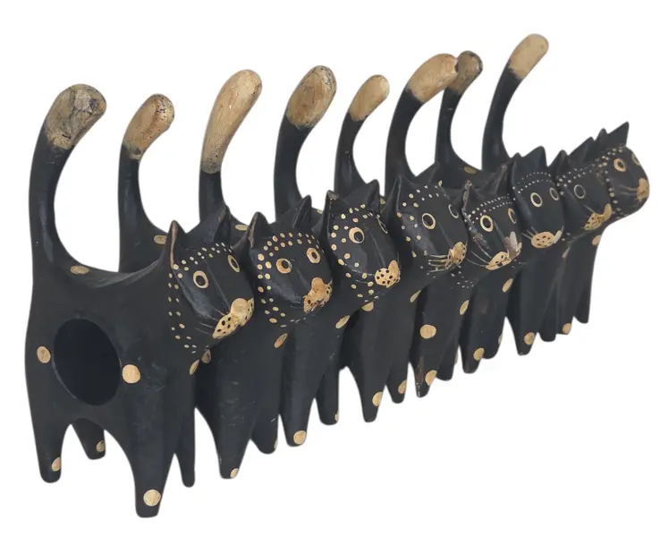 Foto de um(a) Jogo de Porta-Guardanapos "Gatos Pretos" - 08 Peças em Madeira Pintada, da categoria de Anel para guardanapo. Adicione um toque de personalidade e descontração à sua mesa com este exclusivo conjunto de porta-guardanapos em formato de... Mostrado de uma perspectiva diferente. Vendido no marketplace Trésors.