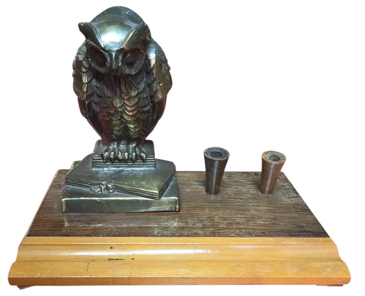 Foto de um(a) Tinteiro Monumental: A Coruja de Bronze, da categoria de Organizadores. Este tinteiro é um objeto de escrita clássico que remete à sofisticação das antigas bibliotecas e salas de estratégia. A... Mostrado de uma perspectiva diferente. Vendido no marketplace Trésors.