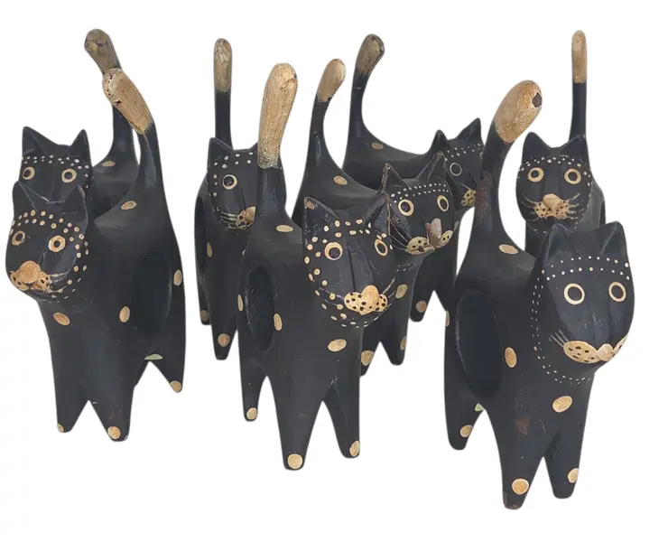 Foto de um(a) Jogo de Porta-Guardanapos "Gatos Pretos" - 08 Peças em Madeira Pintada, da categoria de Anel para guardanapo. Adicione um toque de personalidade e descontração à sua mesa com este exclusivo conjunto de porta-guardanapos em formato de... Mostrado de uma perspectiva diferente. Vendido no marketplace Trésors.