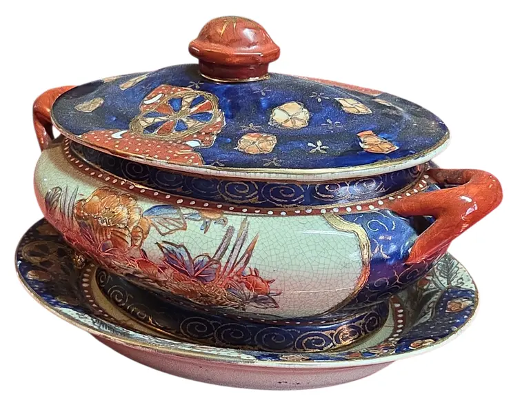Foto de um(a) Sopeira Antiga com Presentoir em Porcelana Oriental – Satsuma – Detalhes em Ouro, da categoria de Conjuntos de servir. Belíssima sopeira com presentoir (prato de base) em porcelana oriental, uma peça de grande impacto visual e refinamento... Vendido no marketplace Trésors.