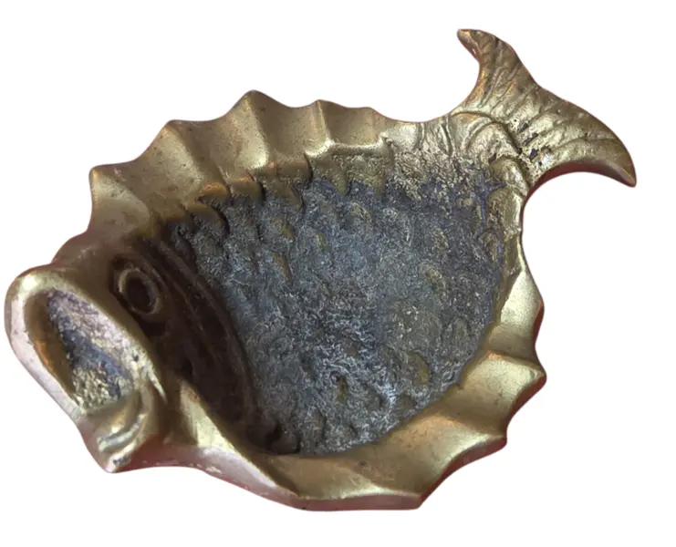 Foto de um(a) Pequeno Cinzeiro Decorativo Peixe em Bronze, da categoria de Cinzeiros e coletores. Lindo cinzeiro em formato de peixe, confeccionado em metal maciço bronze com pátina original do tempo. Mostrado de uma perspectiva diferente. Vendido no marketplace Trésors.
