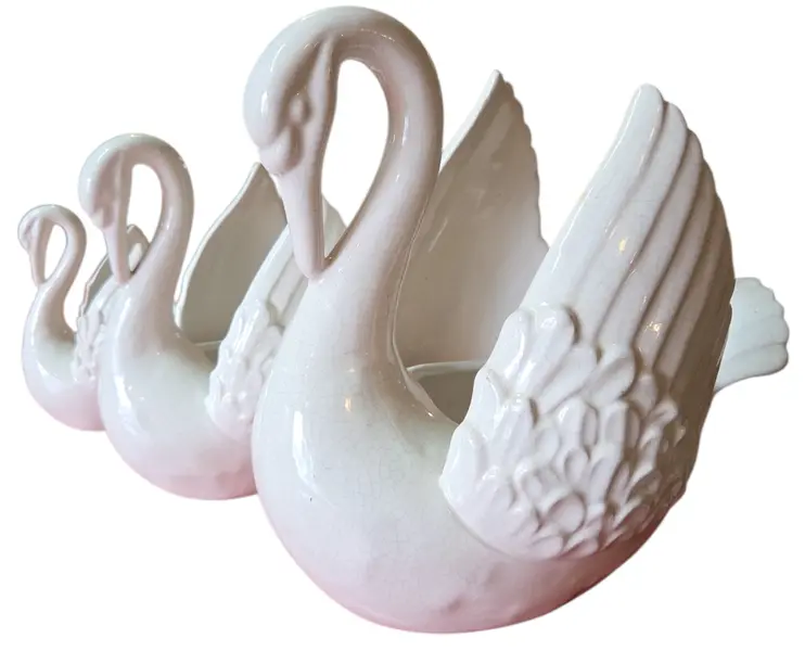 Foto de um(a) Trio de Cachepots Cisnes em Porcelana Branca Esmaltada - Luxo e Sofisticação, da categoria de Cachepot. Adicione um toque de serenidade e elegância clássica ao seu ambiente com este magnífico trio de cachepots em formato de... Vendido no marketplace Trésors.