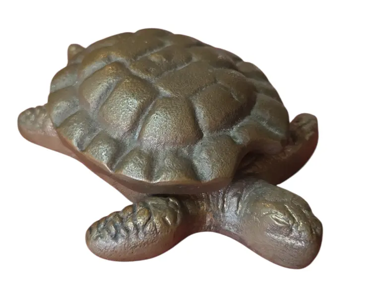 Foto de um(a) Cinzeiro Tartaruga em Bronze Maciço, da categoria de Cinzeiros. Adicione um toque de elegância atemporal ao seu ambiente com este magnífico cinzeiro em formato de tartaruga. Fundido em... Mostrado de uma perspectiva diferente. Vendido no marketplace Trésors.