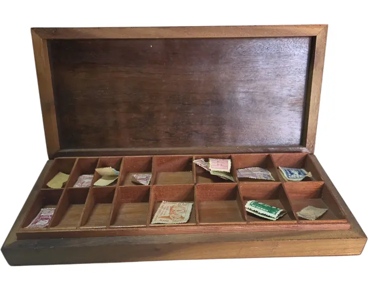 Foto de um(a) Porta-Selos em Madeira com Marchetaria Fina – Trabalho Artesanal, da categoria de Cestos e Caixas. Uma peça de requinte para os amantes da filatelia e da marcenaria clássica. Este porta-selos apresenta um minucioso trabalho... Mostrado de uma perspectiva diferente. Vendido no marketplace Trésors.