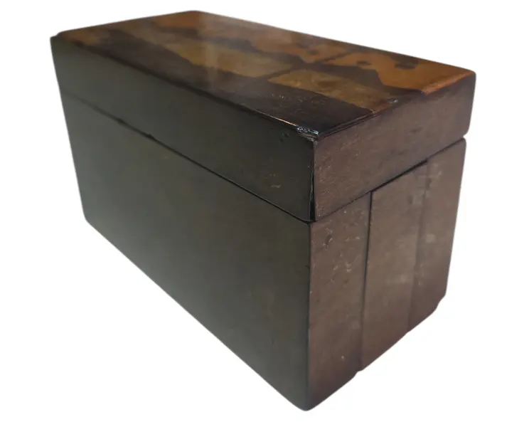 Foto de um(a) Porta-Cigarreira em Marchetaria – Paisagem de Araucárias em Madeira Nobre, da categoria de Cigarreiras e piteiras. Uma verdadeira obra de arte em miniatura. Este porta-cigarreira apresenta um trabalho primoroso de marchetaria, retratando a... Vendido no marketplace Trésors.