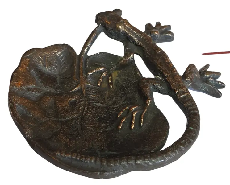 Foto de um(a) Antigo Cinzeiro em Bronze – Lagarto, da categoria de Cinzeiros. Encantador e raro cinzeiro antigo de mesa confeccionado em bronze, apresentando uma belíssima pátina escura natural do... Mostrado de uma perspectiva diferente. Vendido no marketplace Trésors.