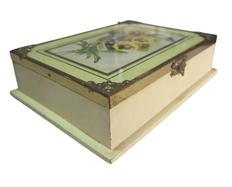 Foto de um(a) Caixa Decorativa Sorte e Flores – Detalhes em Metal Dourado, da categoria de Porta-Jóias. Encante-se com a delicadeza desta caixa exclusiva. Unindo o clássico símbolo da ferradura para atrair boas energias ao... Mostrado de uma perspectiva diferente. Vendido no marketplace Trésors.