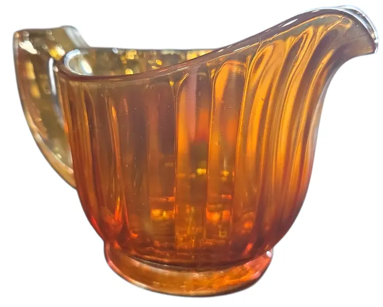 Foto de um(a) Cremeira Carnival Glass Vintage, da categoria de Cremeiras. Adicione um toque de sofisticação e nostalgia ao seu café da tarde. Esta cremeira em estilo Carnival Glass é uma peça que... Mostrado de uma perspectiva diferente. Vendido no marketplace Trésors.