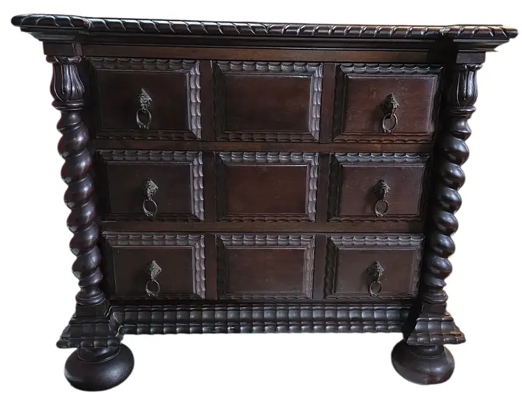 Foto de um(a) Móvel Manuelino em Jacarandá e Bronze, da categoria de Cômodas e Sapateira. Exuberante móvel Manuelino, uma verdadeira obra de arte da marcenaria clássica. Confeccionado inteiramente em Jacarandá... Mostrado de uma perspectiva diferente. Vendido no marketplace Trésors.