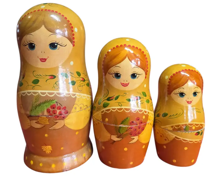 Foto de um(a) Matrioska Russa em Madeira – Conjunto com 3 Bonecas Empilháveis – Pintura Artesanal, da categoria de Bonecas. Adicione um toque de história e folclore à sua decoração com esta encantadora Matrioska (Boneca Russa). Fabricada em madeira... Mostrado de uma perspectiva diferente. Vendido no marketplace Trésors.