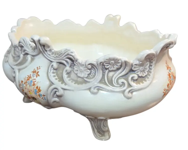 Foto de um(a) Antiga Floreira de Mesa Cerâmica Weiss – Coleção 87 – Pintada à Mão, da categoria de Cachepot. Clássico da Cerâmica Brasileira para sua Decoração. Esta belíssima floreira da Cerâmica Weiss é uma peça que une a tradição... Mostrado de uma perspectiva diferente. Vendido no marketplace Trésors.