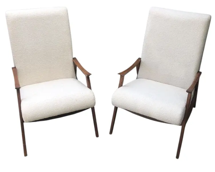 Foto de um(a) Par de Poltronas Modernistas Buclê Off-White, da categoria de Poltronas. Par de Poltronas Modernistas Anos 50/60 em Madeira Maciça e Tecido Buclê Off-White. Mostrado de uma perspectiva diferente. Vendido no marketplace Trésors.