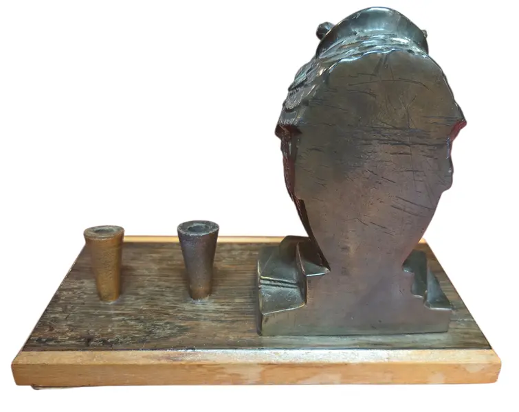 Foto de um(a) Tinteiro Monumental: A Coruja de Bronze, da categoria de Organizadores. Este tinteiro é um objeto de escrita clássico que remete à sofisticação das antigas bibliotecas e salas de estratégia. A... Mostrado de uma perspectiva diferente. Vendido no marketplace Trésors.