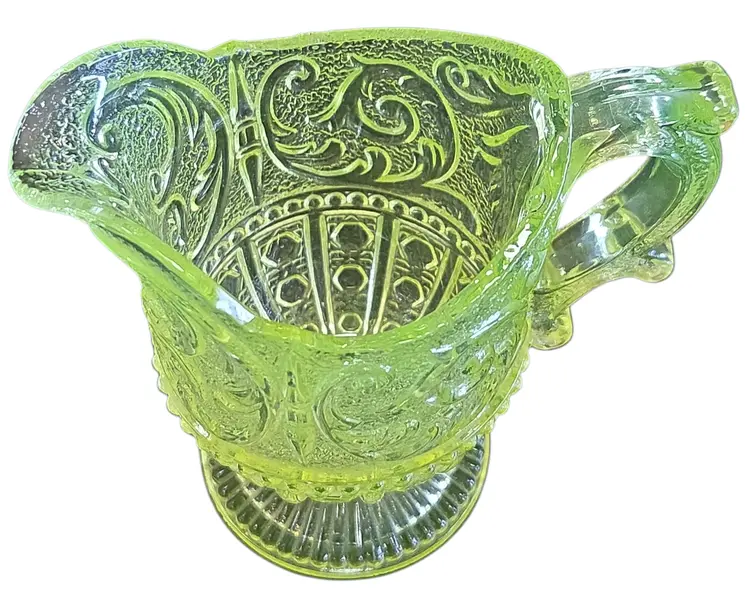 Foto de um(a) Cremeira Antiga em Uralina, da categoria de Cremeiras. Peça indispensável para colecionadores de vidros antigos e curiosidades históricas. Esta cremeira é fabricada em Uralina... Mostrado de uma perspectiva diferente. Vendido no marketplace Trésors.