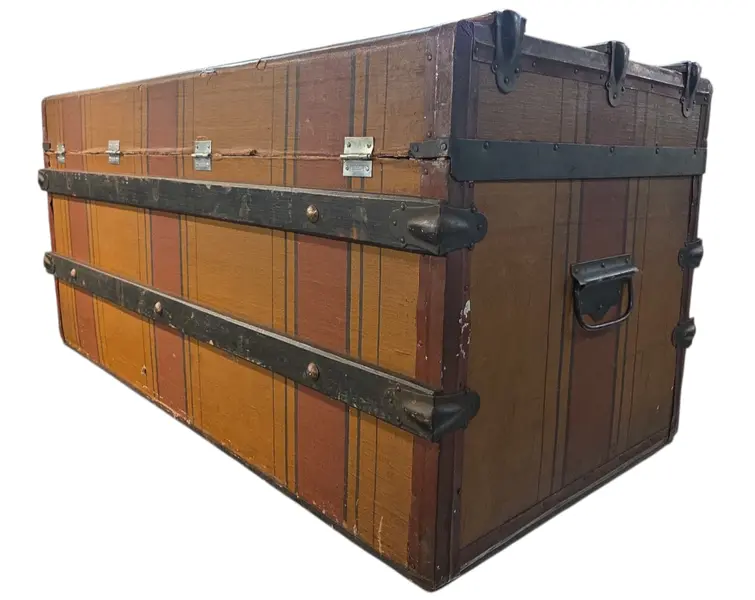 Foto de um(a) Baú Antigo Centenário Margossian - Relíquia de Rancharia (Anos 20/30), da categoria de Baús. Rara oportunidade de adquirir um pedaço da história da indústria brasileira. Este baú centenário foi produzido pela... Mostrado de uma perspectiva diferente. Vendido no marketplace Trésors.