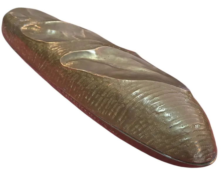 Foto de um(a) Baguete Decorativa em Latão, da categoria de Outros colecionáveis. Esta peça exclusiva é uma celebração da panificação clássica traduzida em arte decorativa. Com um realismo impressionante,... Mostrado de uma perspectiva diferente. Vendido no marketplace Trésors.