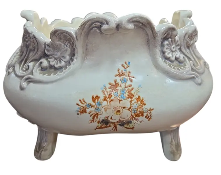 Foto de um(a) Antiga Floreira de Mesa Cerâmica Weiss – Coleção 87 – Pintada à Mão, da categoria de Cachepot. Clássico da Cerâmica Brasileira para sua Decoração. Esta belíssima floreira da Cerâmica Weiss é uma peça que une a tradição... Mostrado de uma perspectiva diferente. Vendido no marketplace Trésors.