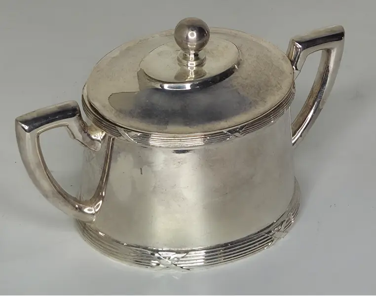 Foto de um(a) Raro Jogo de Prata Wolff 90 – 6 Peças de Alto Luxo, da categoria de Bules. Invista na tradição da prataria mundial com este conjunto exclusivo da renomada marca Wolff. Com banho de Prata 90 —... Mostrado de uma perspectiva diferente. Vendido no marketplace Trésors.