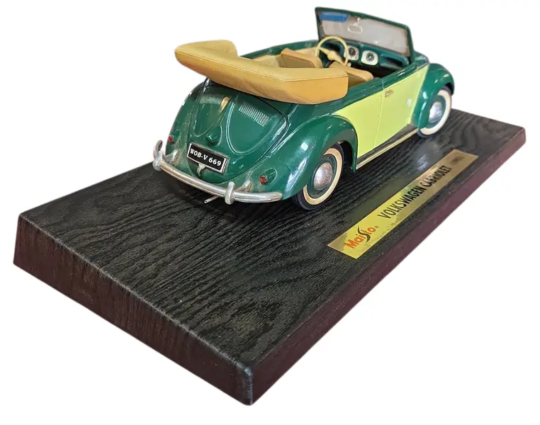 Foto de um(a) Miniatura Volkswagen Cabriolet 1951 - Maisto - Escala 1:18 - Edição Especial "Saia e Blusa", da categoria de Carros e caminhões de brinquedo. Rara e sofisticada, esta miniatura reproduz o charme do Volkswagen Cabriolet 1951. Fabricada pela Maisto, esta peça... Mostrado de uma perspectiva diferente. Vendido no marketplace Trésors.