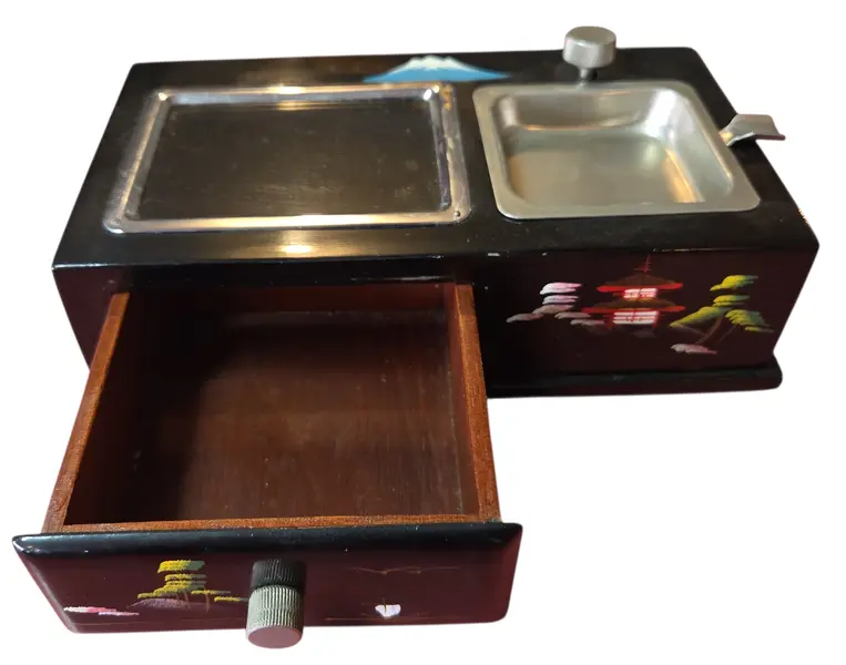 Foto de um(a) Cinzeiro e Caixa de Musica, da categoria de Cinzeiros. Onde a tradição japonesa encontra a mecânica de precisão. Este conjunto de caixa e cinzeiro não apenas organiza o ambiente,... Mostrado de uma perspectiva diferente. Vendido no marketplace Trésors.