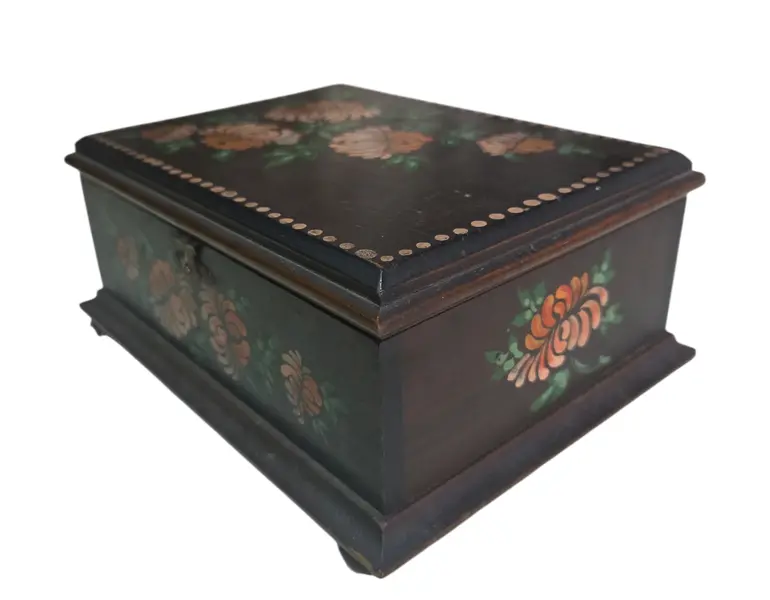 Foto de um(a) Caixa de Madeira Decorada à Mão – Floral Rústico e Delicado, da categoria de Porta-Jóias. Adicione um toque de acolhimento ao seu ambiente com esta caixa de madeira artesanal. A tampa apresenta uma pintura floral... Vendido no marketplace Trésors.