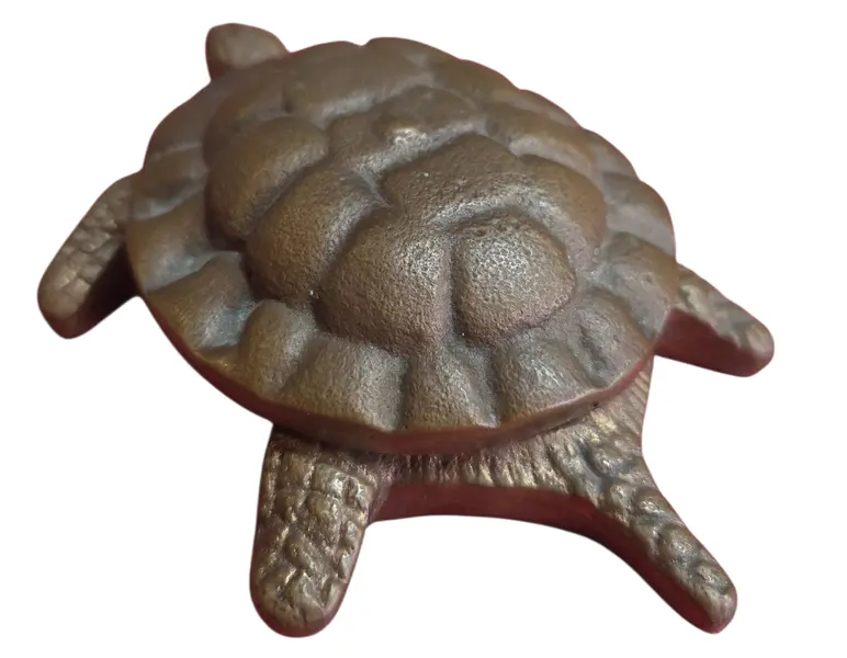 Foto de um(a) Cinzeiro Marinho: Tartaruga em Bronze, da categoria de Cinzeiros. Inspirada na longevidade e resistência das tartarugas marinhas, esta peça decorativa em bronze é um item de destaque para... Mostrado de uma perspectiva diferente. Vendido no marketplace Trésors.