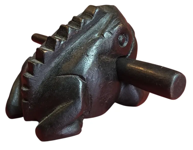 Foto de um(a) Sapinho Musical em Madeira Escura - Percussão Artesanal, da categoria de Outros colecionáveis. Este encantador sapinho não é apenas um item decorativo, mas um instrumento musical de percussão. Ao deslizar a baqueta de... Mostrado de uma perspectiva diferente. Vendido no marketplace Trésors.