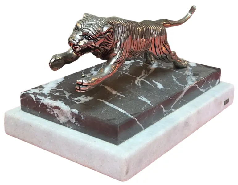 Foto de um(a) Antiga Escultura Tigre em Metal Prateado sobre Base Dupla de Mármore – Esmaltarte, da categoria de Escultura. Impressionante peça decorativa vintage, esta escultura captura a força e o dinamismo de um tigre em posição de ataque. Com... Vendido no marketplace Trésors.