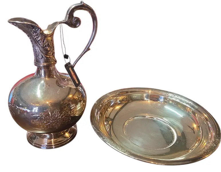 Foto de um(a) Gomil em Prata 90 - Estilo Clássico, da categoria de Acessórios para banheiro. Este magnífico conjunto de gomil e bacia em prata 90 é uma peça decorativa clássica que evoca o requinte das antigas salas... Mostrado de uma perspectiva diferente. Vendido no marketplace Trésors.
