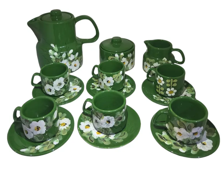 Foto de um(a) Jogo de Café/Chá em Porcelana Esmaltada Verde – Pintura Floral Artesanal – 15 Peças, da categoria de Conjuntos de café e chá. Encante seus convidados com este magnífico conjunto de café em porcelana esmaltada. Com um acabamento em verde folha... Mostrado de uma perspectiva diferente. Vendido no marketplace Trésors.