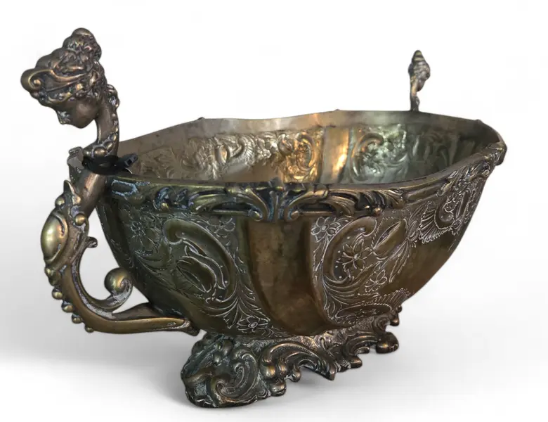 Foto de um(a) Raro Centro de Mesa Fernando Alves, da categoria de Centro de mesa. Detentor de uma elegância que atravessa gerações, este centro de mesa português é uma peça centenária de extrema... Mostrado de uma perspectiva diferente. Vendido no marketplace Trésors.