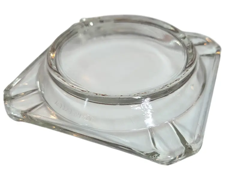 Foto de um(a) Cinzeiro Vidro Vintage, da categoria de Cinzeiros. Feito para o movimento. Este cinzeiro de vidro temperado foi projetado para aguentar o ritmo do dia a dia. Com bordas... Mostrado de uma perspectiva diferente. Vendido no marketplace Trésors.