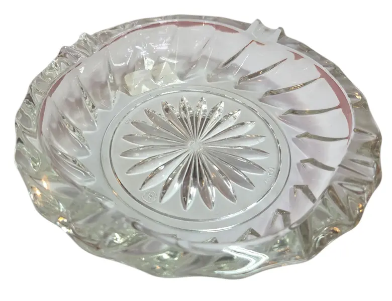 Foto de um(a) Cinzeiro Cristal Flor, da categoria de Cinzeiros. O ápice da elegância funcional. Este cinzeiro é esculpido em cristal de alta transparência, apresentando lapidações... Vendido no marketplace Trésors.