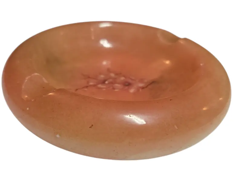 Foto de um(a) Cinzeiro Alabastro, da categoria de Cinzeiros. O peso da elegância. Diferente do vidro frio, o alabastro possui uma temperatura morna e uma textura aveludada que convida... Vendido no marketplace Trésors.