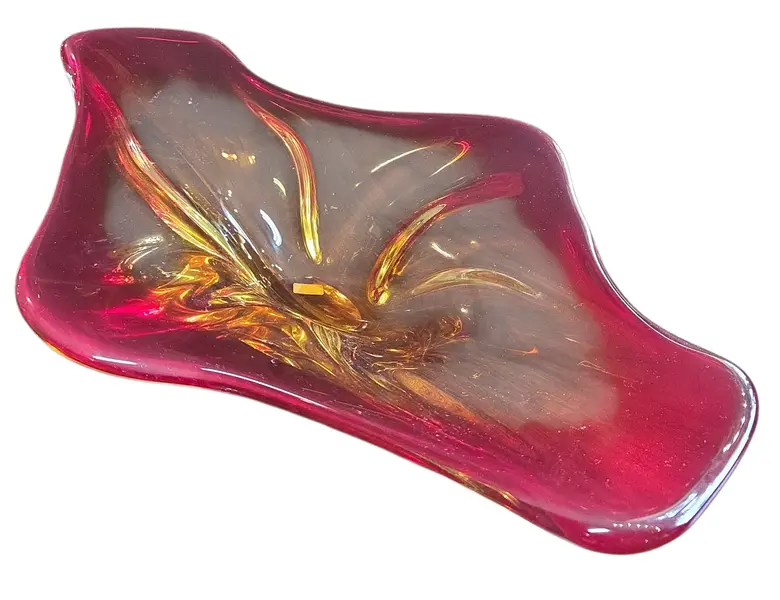 Foto de um(a) Centro de Mesa em Cristal Murano Orgânico – Vermelho, da categoria de Centro de mesa. Esta peça é um exemplo magnífico da técnica de vidro artístico, apresentando um design fluido e orgânico que captura a luz... Mostrado de uma perspectiva diferente. Vendido no marketplace Trésors.