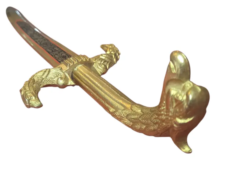 Foto de um(a) Adaga Decorativa Estilo Toledo – Lâmina Gravada e Guarnições em Dourado, da categoria de Facas. Uma peça de requinte visual excepcional, esta adaga decorativa destaca-se pelo trabalho de gravura em sua lâmina e pelo... Mostrado de uma perspectiva diferente. Vendido no marketplace Trésors.