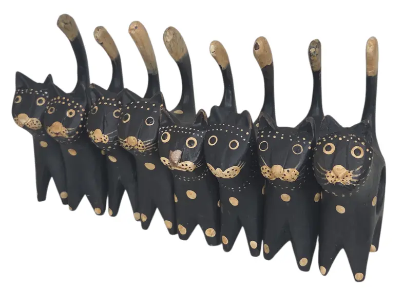 Foto de um(a) Jogo de Porta-Guardanapos "Gatos Pretos" - 08 Peças em Madeira Pintada, da categoria de Anel para guardanapo. Adicione um toque de personalidade e descontração à sua mesa com este exclusivo conjunto de porta-guardanapos em formato de... Vendido no marketplace Trésors.