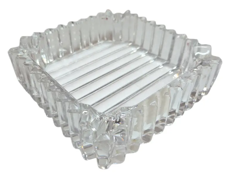 Foto de um(a) Cinzeiro Cristal - Geométrico, da categoria de Cinzeiros. O ápice da elegância funcional. Este cinzeiro é esculpido em cristal de alta transparência, apresentando lapidações... Mostrado de uma perspectiva diferente. Vendido no marketplace Trésors.