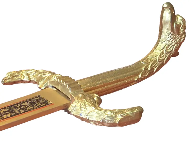 Foto de um(a) Adaga Decorativa Estilo Toledo – Lâmina Gravada e Guarnições em Dourado, da categoria de Facas. Uma peça de requinte visual excepcional, esta adaga decorativa destaca-se pelo trabalho de gravura em sua lâmina e pelo... Mostrado de uma perspectiva diferente. Vendido no marketplace Trésors.