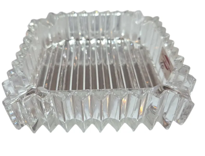 Foto de um(a) Cinzeiro Cristal - Geométrico, da categoria de Cinzeiros. O ápice da elegância funcional. Este cinzeiro é esculpido em cristal de alta transparência, apresentando lapidações... Vendido no marketplace Trésors.