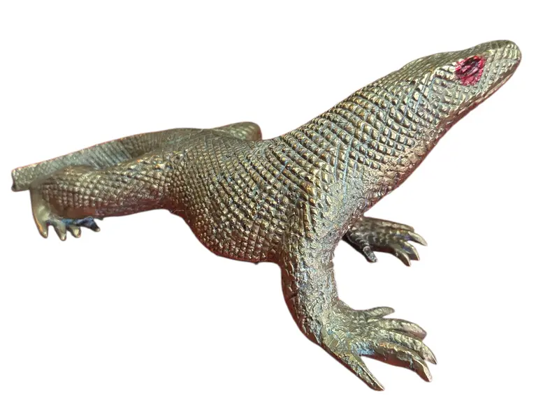 Foto de um(a) Escultura Decorativa de Dragão de Komodo em Bronze, da categoria de Outros colecionáveis. Peça exótica e rica em detalhes, ideal para colecionadores de figuras de animais ou para compor uma decoração de estilo... Mostrado de uma perspectiva diferente. Vendido no marketplace Trésors.
