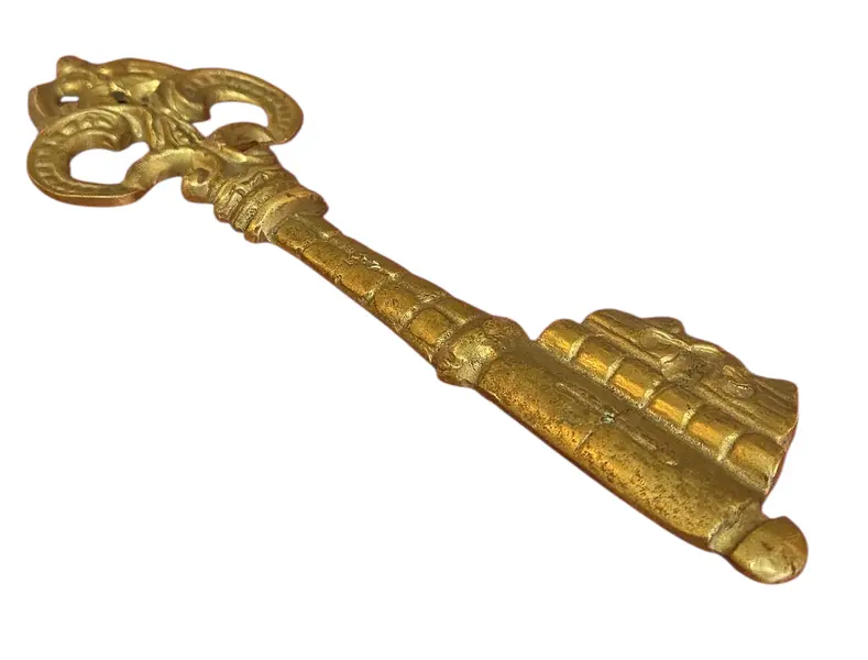 Foto de um(a) Chave Decorativa Vintage em Bronze Maciço, da categoria de Chaveiros. Adicione um toque de elegância histórica e mistério à sua decoração com esta magnífica chave ornamental em bronze. Mostrado de uma perspectiva diferente. Vendido no marketplace Trésors.
