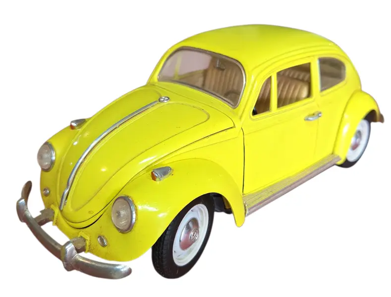 Foto de um(a) Miniatura Volkswagen Beetle (Fusca) 1967 - Amarelo Girassol - Escala 1:18, da categoria de Carros e caminhões de brinquedo. Destaque sua coleção com este clássico absoluto: o Volkswagen Beetle 1967. Conhecido por ser o ano de ouro do Fusca, este... Vendido no marketplace Trésors.
