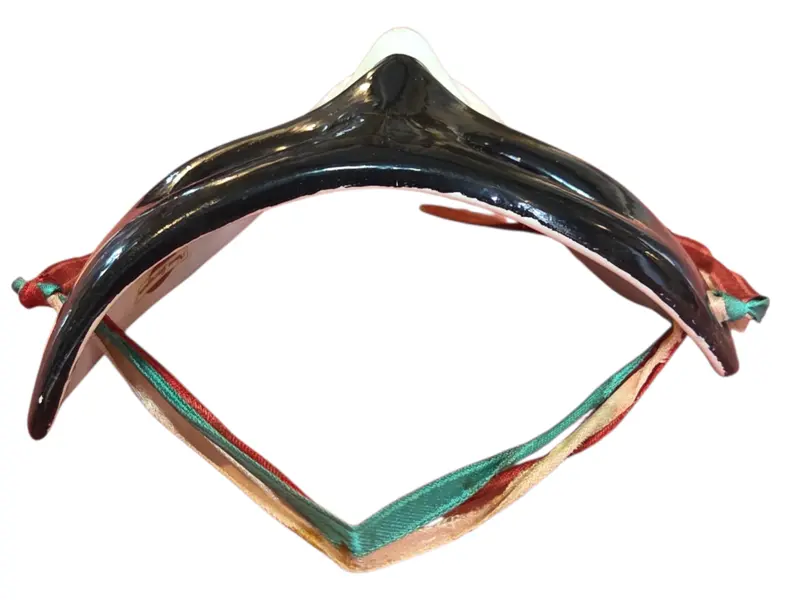 Foto de um(a) Máscara Veneziana Decorativa em Porcelana – Estilo Colombina com Fitas de Cetim, da categoria de Escultura. Esta belíssima máscara decorativa captura a essência do teatro clássico italiano. Feita em porcelana de alto brilho, a peça... Mostrado de uma perspectiva diferente. Vendido no marketplace Trésors.