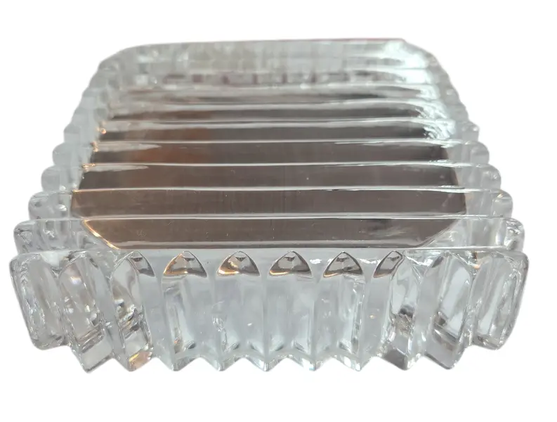 Foto de um(a) Cinzeiro Cristal - Geométrico, da categoria de Cinzeiros. O ápice da elegância funcional. Este cinzeiro é esculpido em cristal de alta transparência, apresentando lapidações... Mostrado de uma perspectiva diferente. Vendido no marketplace Trésors.