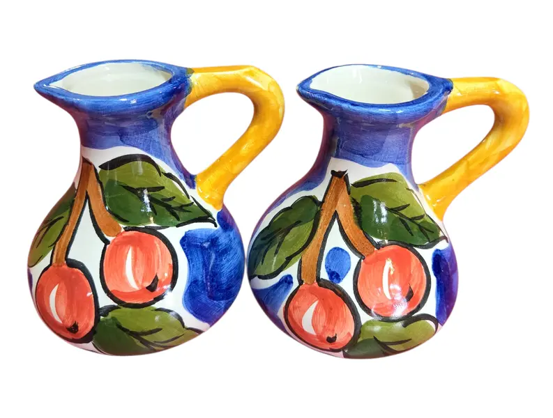 Foto de um(a) Galheteiro de Cerâmica Artesanal 5 Peças, da categoria de Saleiros e pimenteiros. Adicione charme e cor à sua mesa com este lindo galheteiro em cerâmica pintada à mão. Com um design orgânico e cores... Mostrado de uma perspectiva diferente. Vendido no marketplace Trésors.