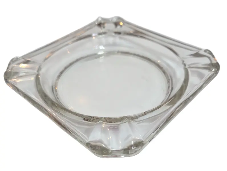 Foto de um(a) Cinzeiro Vidro Vintage, da categoria de Cinzeiros. Feito para o movimento. Este cinzeiro de vidro temperado foi projetado para aguentar o ritmo do dia a dia. Com bordas... Mostrado de uma perspectiva diferente. Vendido no marketplace Trésors.