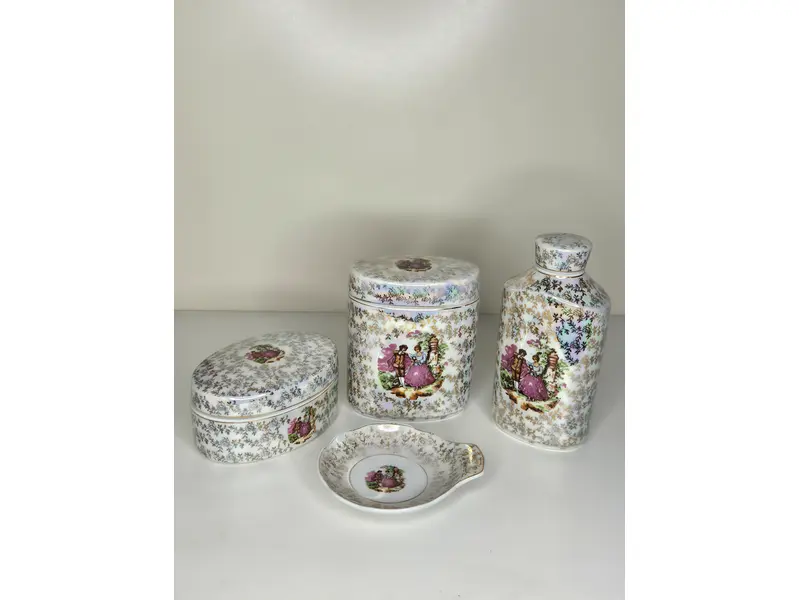 Foto de um(a) Jogo de Banheiro em Porcelana Esmaltada – Cenas Galantes de Época, da categoria de Acessórios para banheiro. Adicione um toque de nobreza ao seu lavabo com este requintado kit em porcelana esmaltada. Decorado com delicadas cenas... Mostrado de uma perspectiva diferente. Vendido no marketplace Trésors.