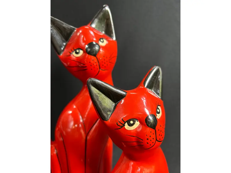 Foto de um(a) par de Gatos Vintage em Cerâmica, da categoria de Modelos e estatuetas. Lindo par de gatos vintage em cerâmica, em tom de vermelho fechado, um clássico da decoração e dos amantes dos bichanos,... Mostrado de uma perspectiva diferente. Vendido no marketplace Trésors.